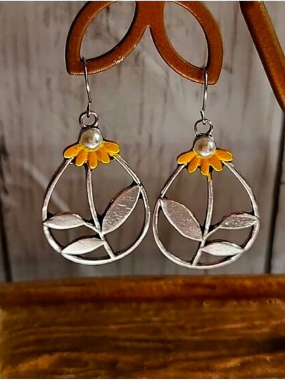 Flower Cutout Simulated Daisy Pearl earrings EG